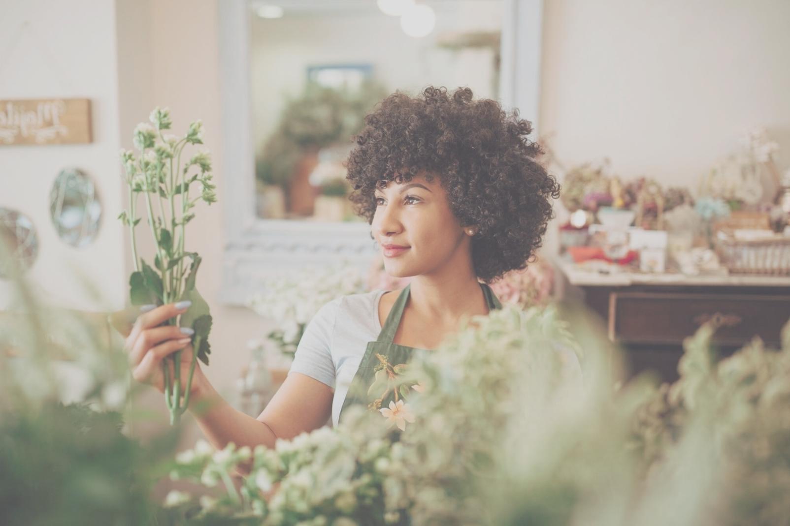 Şeffaf süreçle hazırlanan etkinlik çiçek düzenlemeleri